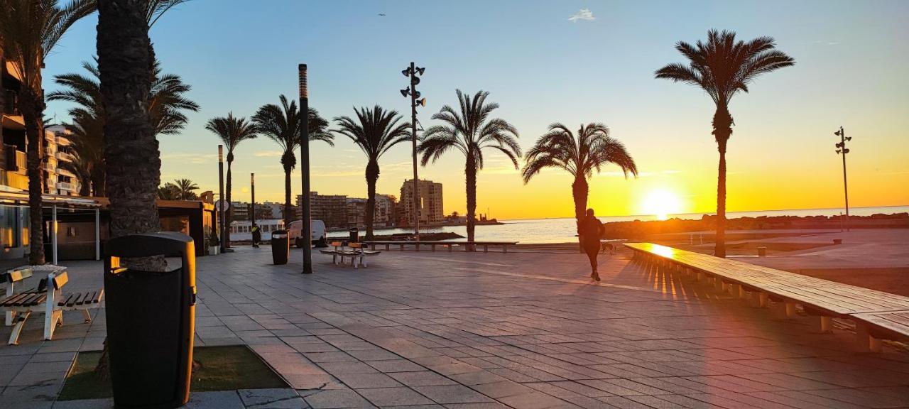Beachside Apartment In Torrevieja Kültér fotó